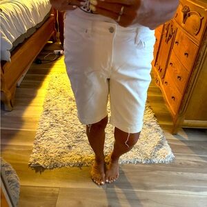Wonderly Women's White Denim Bermudas. Size 12